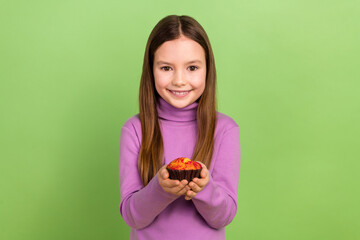 Photo portrait cute beautiful small schoolgirl holding her culinary receipt sweet dessert muffin...