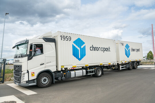 Nouveaux locaux de l'agence Chronopost de Rouen. Sortie d'un camion