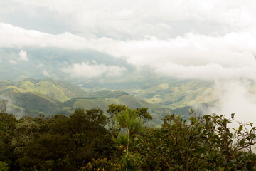Fototapeta na wymiar Vale corto com vegetação verde, serras e nuvens. Região turística de São Francisco Xavier interior de São Paulo, Brasil. 
