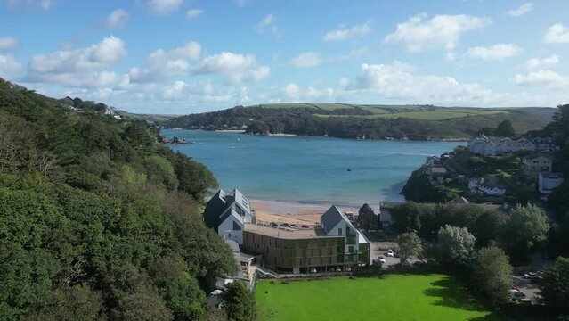 Salcombe Harbour, South Devon, England: DROVE VIEWS: South Sands beach: Waterfront properties and the coastline. Salcombe is a popular UK holiday resort known for expensive property.