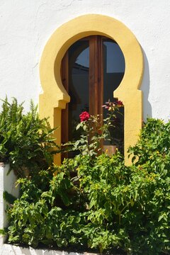 Ventana morisca ojival en Alozaina, M&aacute;laga