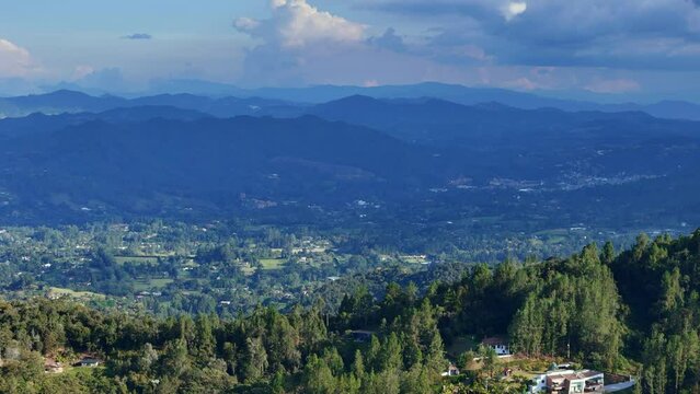 Video Aereo realizadon con drone DJI air 3 desde el alto de las Palmas, donde se observa El Retiro, desde la cima de sus monta&ntilde;as