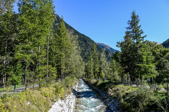 L&auml;ngenfeld, Fischbach, Bergbach, Fluss, &Uuml;berschwemmung,  Hochwasser, Schutzmassnahmen, &Ouml;tztal, Tirol, Wanderweg, Berge, Wald, Herbst, Sommer, &Ouml;sterreich