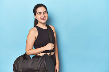 Obraz premium Sporty woman ready for the gym with a backpack