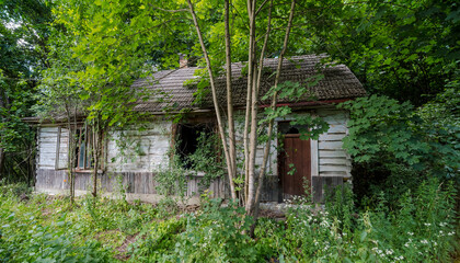 Stary opuszczony dom drewniany mocno naruszony 