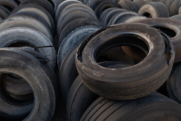 Vista de un almacén de neumáticos usados listos para reciclar.