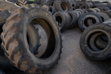 Vista de un almacén de neumáticos usados listos para reciclar.