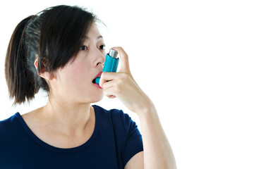 Young asian woman using asthma inhaler isolated on white background - obrazy, fototapety, plakaty