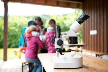 Mikroskop im Jugendcamp. Jugendliche Wissenschaftler. Naturwissenschaften