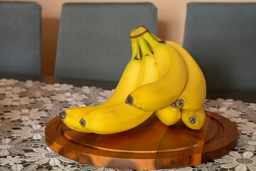 świeże banany na stole - obrazy, fototapety, plakaty