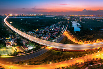 Obraz premium Long road along the city in beautiful sunset. Hanoi skyline. Cityscape Hanoi