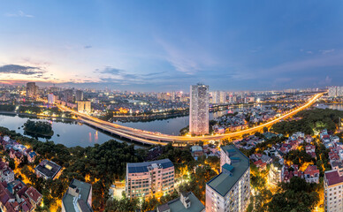 Obraz premium Long road along the city in beautiful sunset. Hanoi skyline. Cityscape Hanoi 