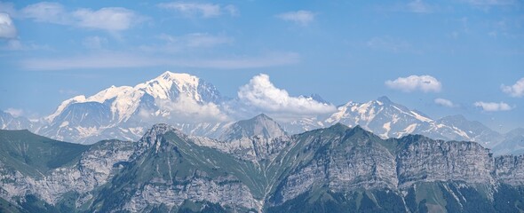 Fototapeta na wymiar Vue Imprenable depuis le Semnoz : Montagnes et Mont Blanc près d'Annecy