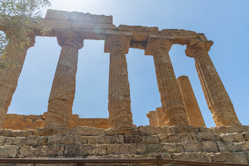 View and details of the Valley of the Temples in Agrigento, Sicily. A monumental complex preserved in excellent condition of the works of ancient Greece. Timeless beauty, striking, family holidays.