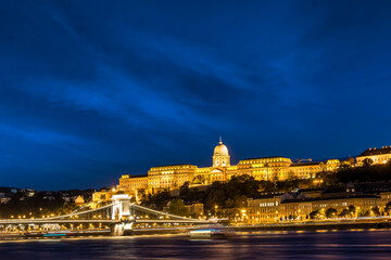 Budapester Donauufer mit Blick auf die Burg und Kettenbrücke zur blauen Stunde