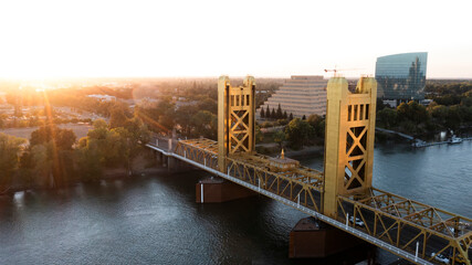 Sunset view of the historic 1935 Tower Bridge and the downtown skyline of Old Sacramento, California, USA. - obrazy, fototapety, plakaty