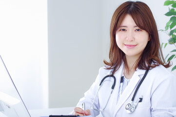 笑顔の女性医師
