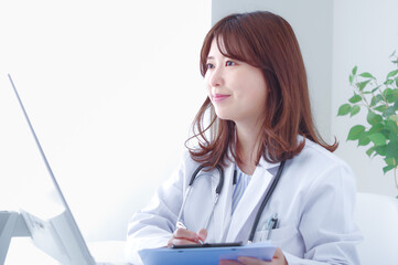 診察をする女性医師