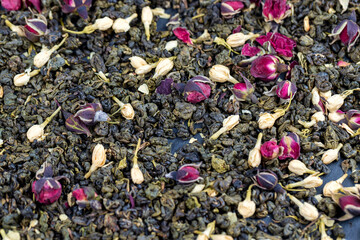 dry green tea with the addition of jasmine and rose flowers