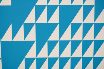 青白なる壁に織りなす三角の詩