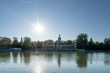 Fototapeta premium Monument of Alfonso XII with the sun in the background in Parque del Retiro, Madrid, Spain