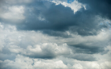 Fototapeta na wymiar Overcast sky with dark clouds