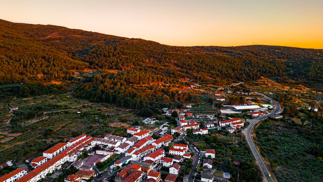 San Mart&iacute;n de Trevejo Espa&ntilde;a Aldeas Arquitectura Tradicional paisajes rurales cultura celta pueblos fronterizos turismo Extremadura casas de pizarra monta&ntilde;as Sierra Gata naturaleza viajes destinos