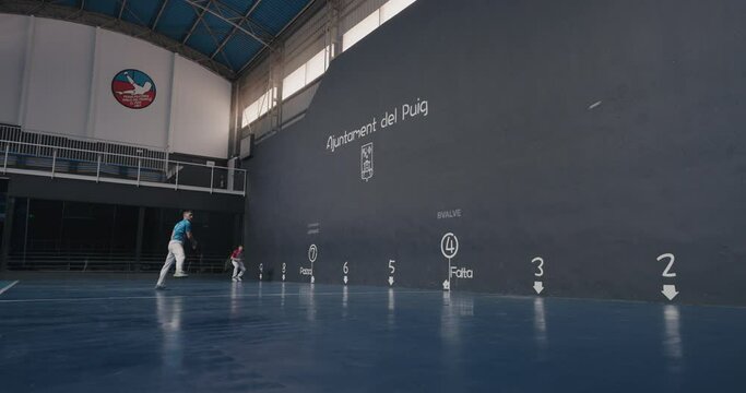 Pilota Valenciana Individuals Match. Wide shot. Low angle camera.