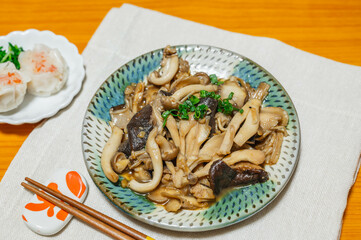 秋の味覚　きのこの味噌醤油炒め