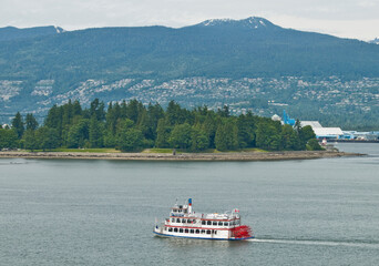 Canada Place, a tourist place par excellence where tourists from all over the world come to enjoy the summer climate. vancouver bc canada