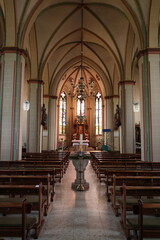 Fototapeta premium Innneansicht der Katholischen Kirche St. Peter und Paul im Zentrum der Gemeinde Holdorf in Niedersachsen