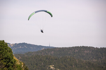 Parapente au dessus de la haute cha&icirc;ne du Jura