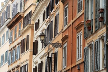 Fototapeta na wymiar Immobilier à Rome, façades d’immeubles colorées dans le centre ville (Italie)