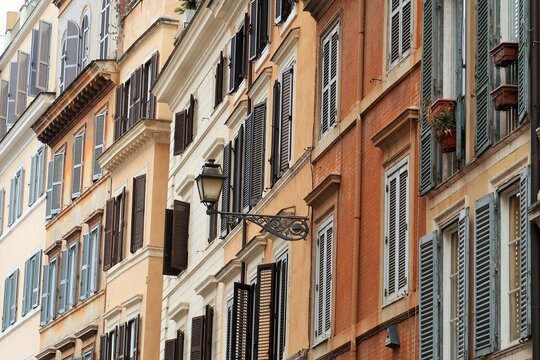 Immobilier &agrave; Rome, fa&ccedil;ades d&rsquo;immeubles color&eacute;es dans le centre ville (Italie)