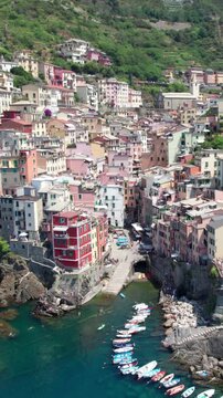 Les Cinque Terre se composent d'une rang&eacute;e de villages (Monterosso, Vernazza, Corniglia, Manarola et Riomaggiore) pluricentenaires situ&eacute;s sur le littoral accident&eacute; de la Riviera italienne.