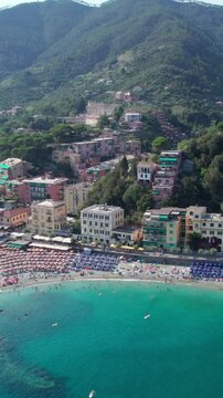 Les Cinque Terre se composent d'une rang&eacute;e de villages (Monterosso, Vernazza, Corniglia, Manarola et Riomaggiore) pluricentenaires situ&eacute;s sur le littoral accident&eacute; de la Riviera italienne.
