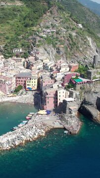 Les Cinque Terre se composent d'une rang&eacute;e de villages (Monterosso, Vernazza, Corniglia, Manarola et Riomaggiore) pluricentenaires situ&eacute;s sur le littoral accident&eacute; de la Riviera italienne.