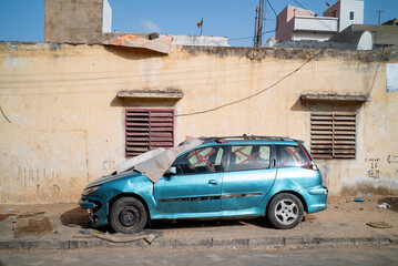 un véhicule abandonnée sur la voie publique dans la ville de Dakar au Sénégal en Afrique