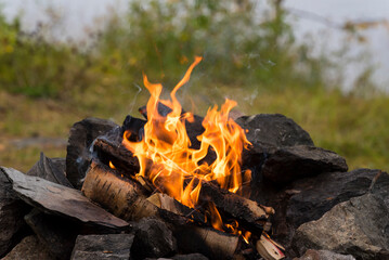 Lagerfeuer in Schweden im Herbst