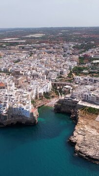 Polignano a Mare est une ville situ&eacute;e sur la c&ocirc;te adriatique m&eacute;ridionale de l'Italie. Elle est connue pour ses plages de galets blancs comme la Lama Monachile.