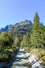 Längenfeld, Fischbach, Bergbach, Fluss, Überschwemmung,  Hochwasser, Schutzmassnahmen, Ötztal, Tirol, Wanderweg, Berge, Wald, Herbst, Sommer, Österreich