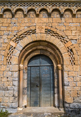 Porte d'entrée de l'église Nuestra Señora de Alaón à Sopeira, Aragon, Espagne