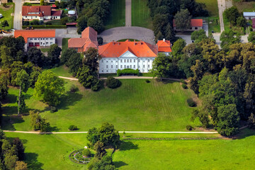 Schloss Hohenzieritz, Hohenzieritz, Mecklenburg-Vorpommern, Deutschland, Luftaufnahme aus dem...