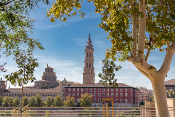 Zaragoza - Junto al río Ebro: La Basílica del Pilar, la Catedral del Salvador y el Puente de...