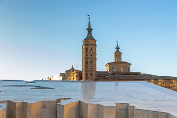 Zaragoza - Junto al río Ebro: La Basílica del Pilar, la Catedral del Salvador y el Puente de...