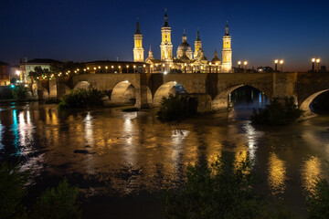 Fototapeta na wymiar Zaragoza - Junto al río Ebro: La Basílica del Pilar, la Catedral del Salvador y el Puente de Piedra.