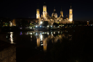 Zaragoza - Junto al río Ebro: La Basílica del Pilar, la Catedral del Salvador y el Puente de Piedra. - obrazy, fototapety, plakaty
