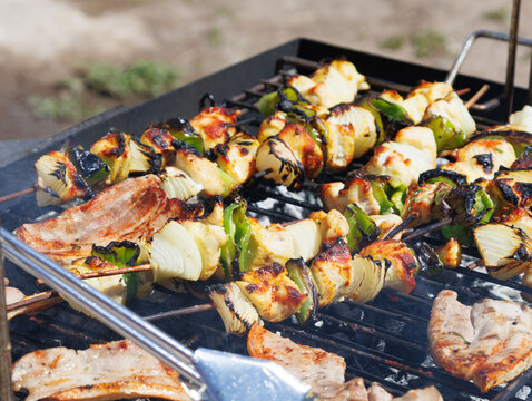 Carne de pollo en brocheta con pimiento y cebolla a la parrilla