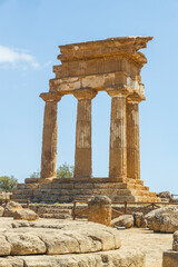 View and details of the Valley of the Temples in Agrigento, Sicily. A monumental complex preserved in excellent condition of the works of ancient Greece. Timeless beauty, striking, family holidays.