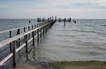 Die kleine Seebrücke am Strand in Wyk bei Flut.